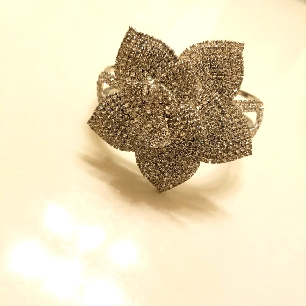 Diamond crusted Flower bracelet..❤